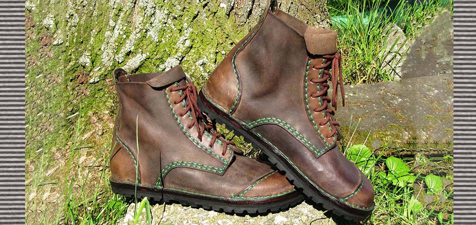 Naše kožené boty a sandále jsou vyráběny z pravé hovězí kůže s měkkou podrážkou, šité voskovanou dratví.